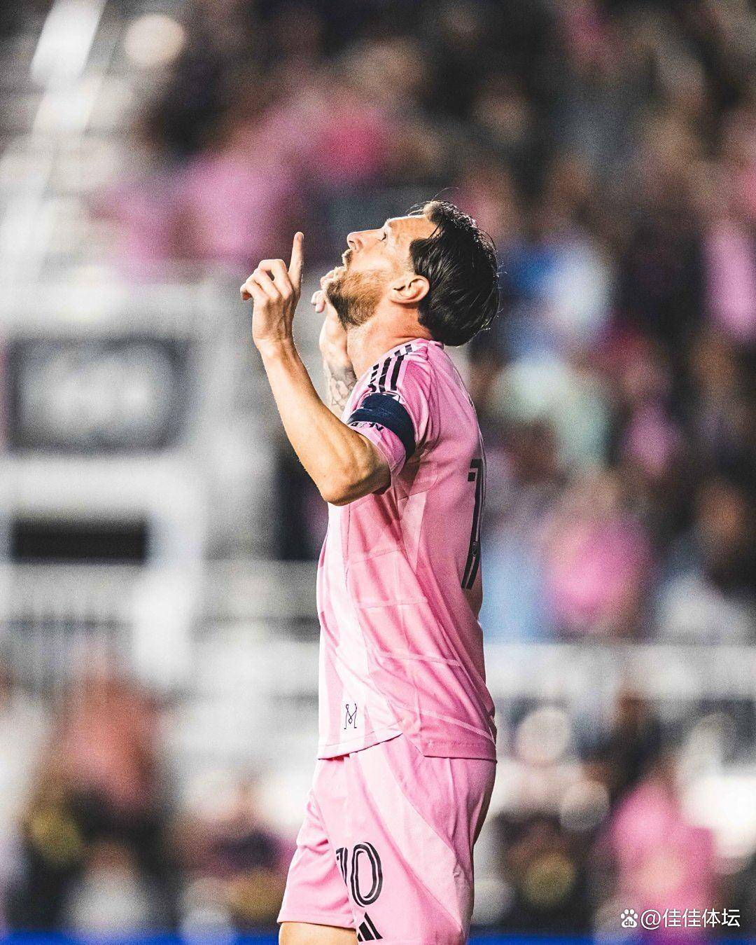 开云体育 梅西回归赛场，势不可挡首场状态亮眼，阿森纳观众沸腾！